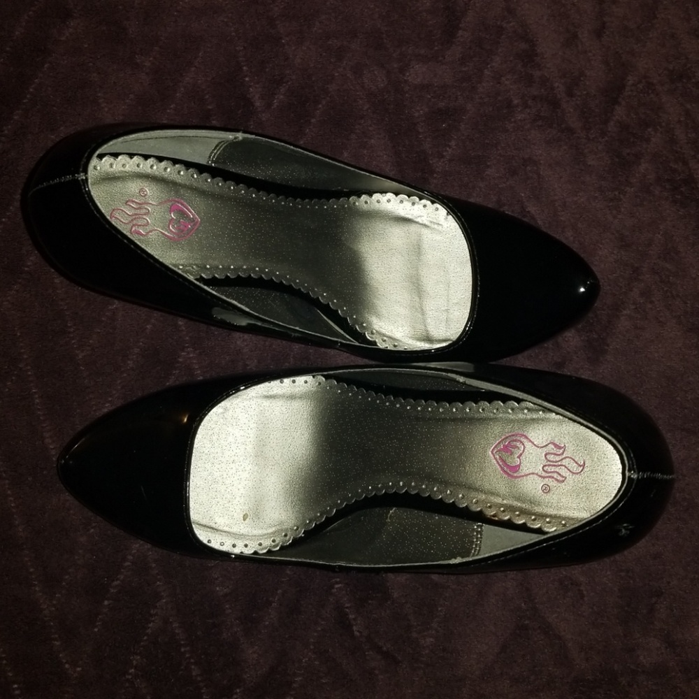 Patent leather black heels